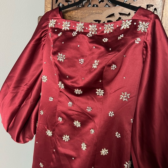 Elegant Burgundy Gown with Floral Embellishments - Picture 7 of 13